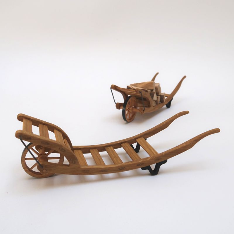 Holzschubkarre, Puppenstubenminiatur im Maßstab 1zu12