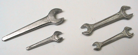 Maulschlüssel, zweiseitig, 2 Stück, Puppenstubenminiatur in 1zu12